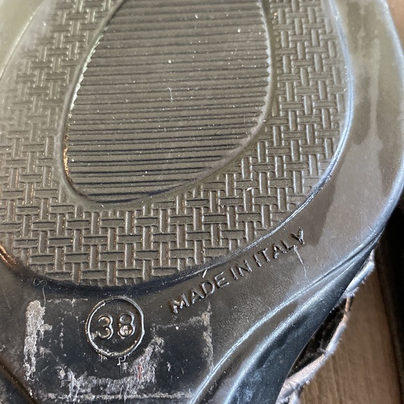 Liz Claiborne leather sandals with silver and pewter coloured embellishments. - Picture 7 of 10